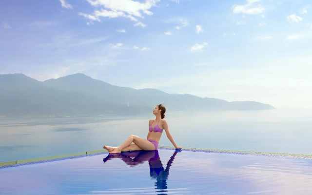 A La Carte Da Nang Beach