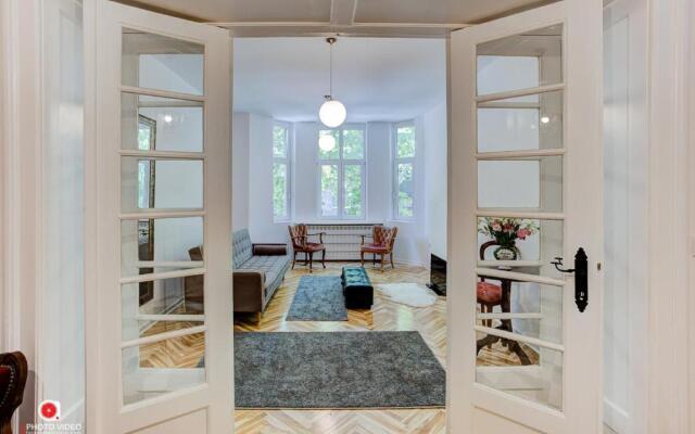 Class Vintage Apartment