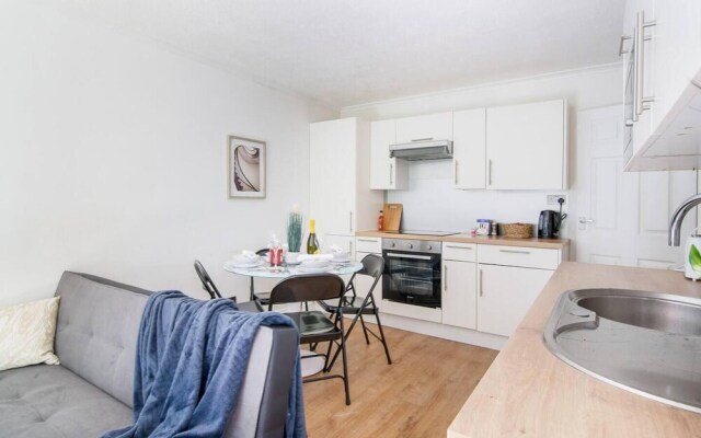 Livestay - 2 Bed Apt, Free Parking in Luton