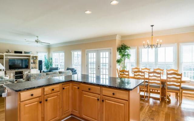 Emerald Breeze by Oak Island Accommodations