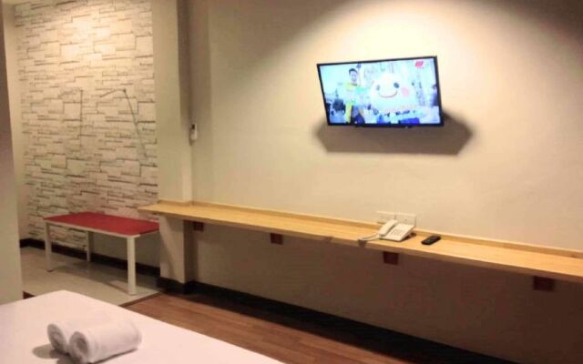 The Zell Budget Hotel Buriam