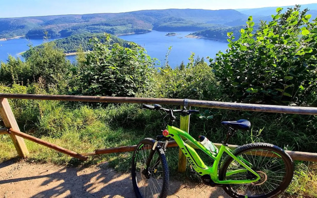 Eifelhof mit Obstbaumwiese