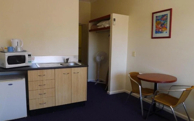 Watersedge Motel