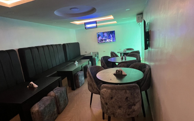 Thapunchline Apartments & Hotels