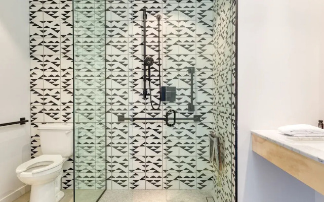 Blackhaus Suites by AvantStay – Modern Comfort in Downtown Palm Springs