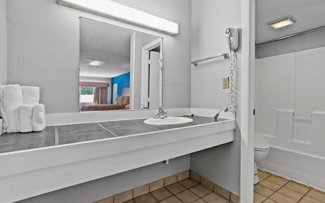 Econo Lodge Inn & Suites