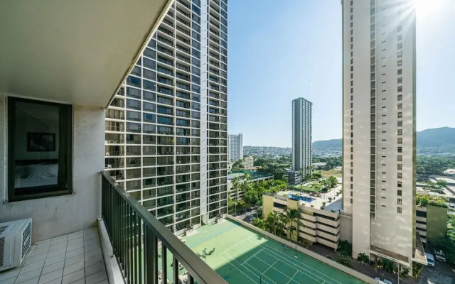 Excellent Diamond Head View Condo - Remodeled, Free Parking! by Koko Resort Vacation Rentals