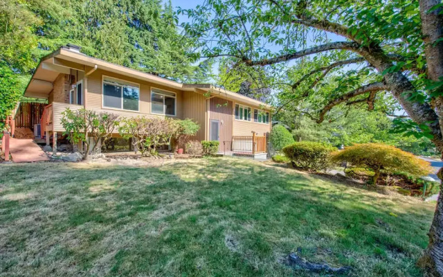 Stylish & Spacious Retreat in Downtown Bellevue
