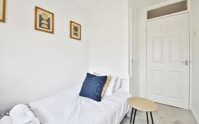 3 Bed House with Private Parking