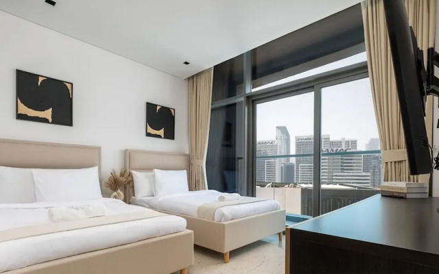 Luxurious 2BR w/ Waterfront and Burj Khalifa View