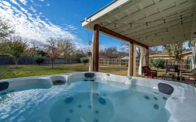 Charming Bungalow W/hot tub 5min to Main St!
