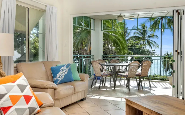 Beachfront Bliss 3-bedroom Apartment with Sea View 4