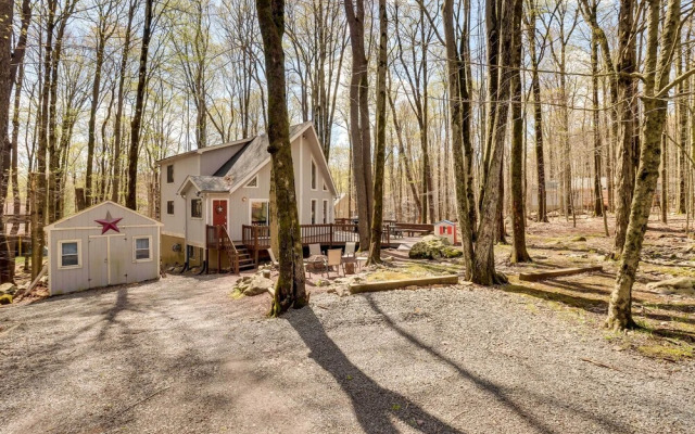 Spacious Pocono Lake House Near Skiing & Swimming!