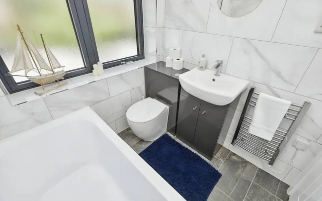 Modern 2 Bedroom House With Free Gated Parking