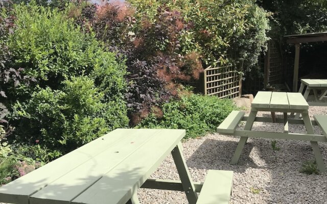 Drewe Arms Bunk Rooms & Church Cottage