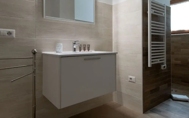 So-l563-tola35c2 - Villa Tola - Giallo