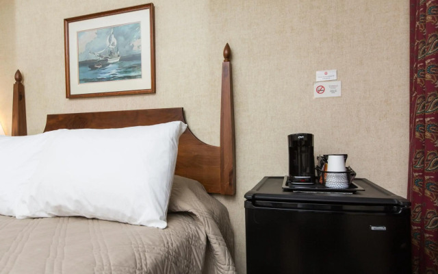 Commodores Inn
