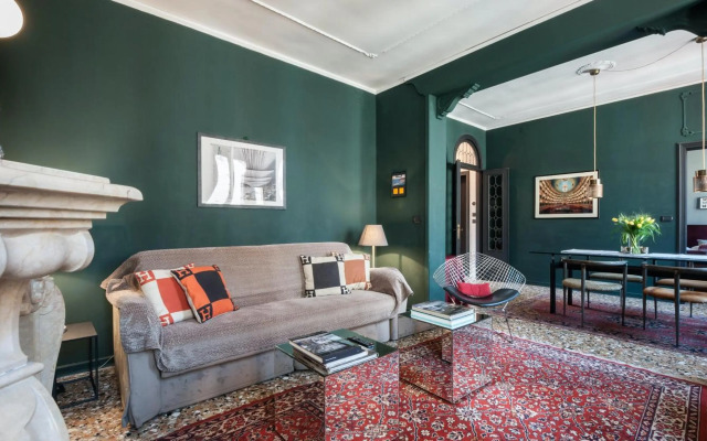 Stylish Renovated Apartment In The Heart Of The City