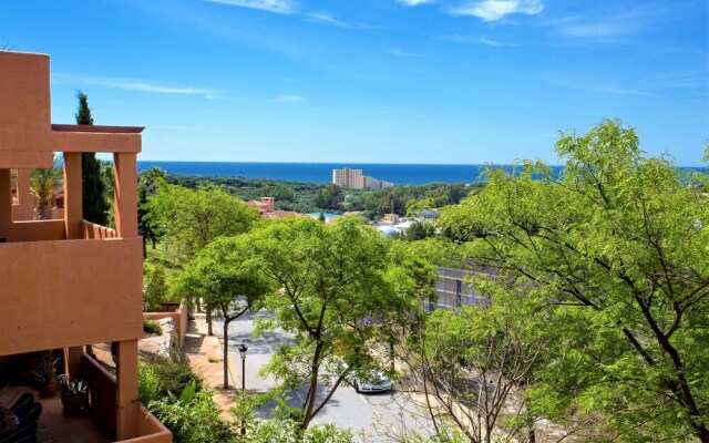 Delightful 2 Bed Apartment with sea views PW10
