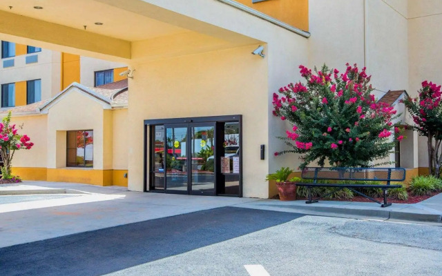 Days Inn by Wyndham McDonough