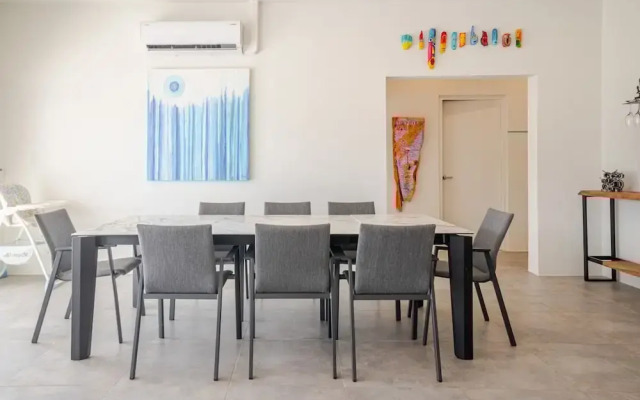 Modern Trestrapi Beach Villa 8 bed 8 Bath 2 Pools
