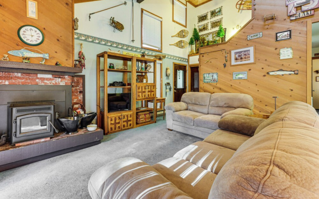 Community Perks & Watercrafts: Shaver Lake Condo