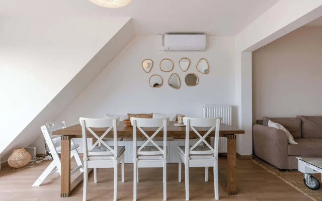 Modern Apartment With Balcony Near City Center