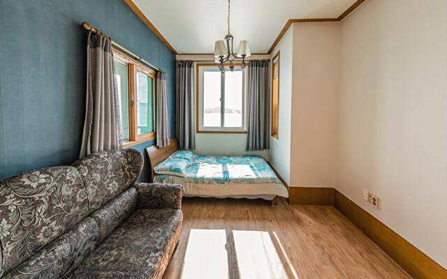 Yeosu White Village Pension