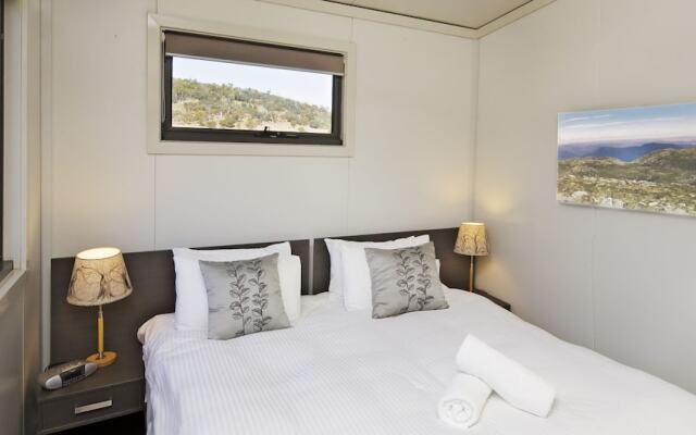 Ecocrackenback 17 'Sustainable, luxurious chalet close to the slopes.'