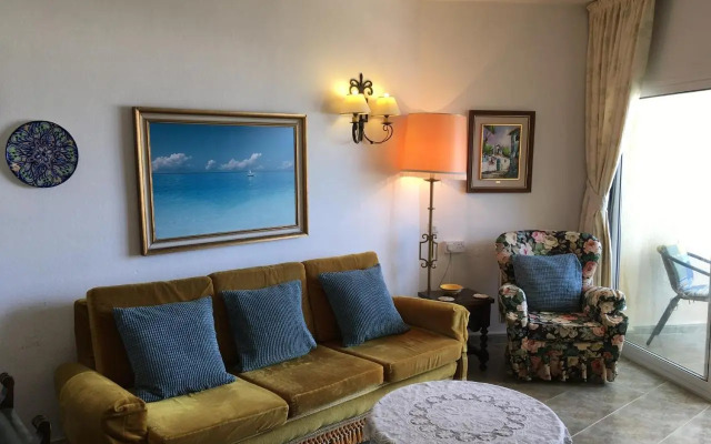 First Line, to the beach, 1 bed Apt , Sleeps