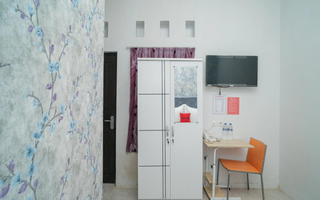 RedDoorz Plus near ITC Cempaka Mas 2