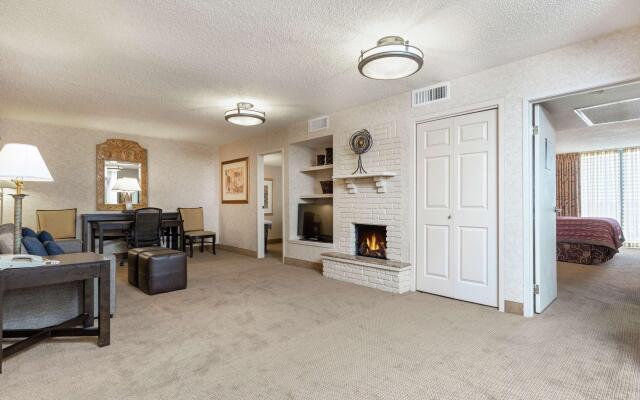 Embassy Suites Kansas City Plaza