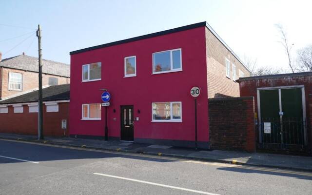 Immaculate 12-bed House Good Amenities in Wigan