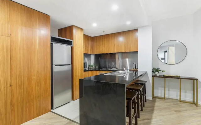 Executive Unit With Pool and Gym Near Riverfront