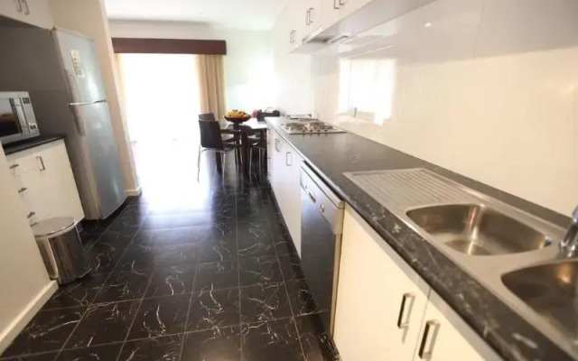 Blazing Stump Motel & Suites