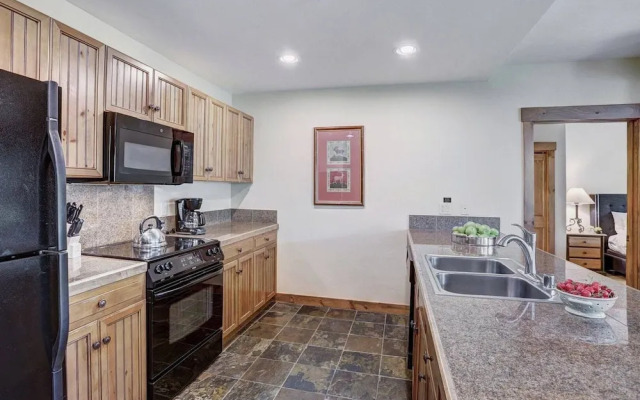 Ski-in Mountain Thunder Lodge 2 Bedroom Condo