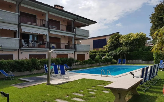 Front Lake Studio with Loft Bed and Pool