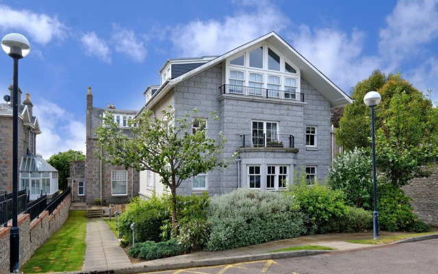 Sensational Aberdeen Home With Furnished Balcony