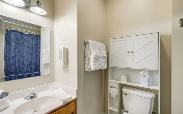 Balcony & Serene Views: Cozy Condo in Huddleston!