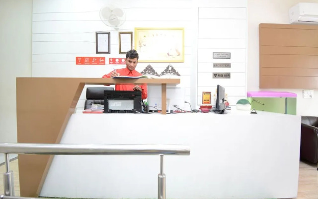 OYO 28282 Hotel J J Crown