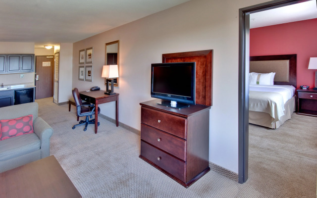 Holiday Inn & Suites Bakersfield by IHG