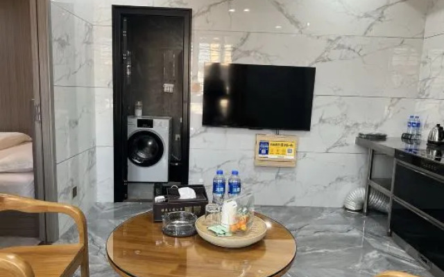 Gaozhou Yayuan Theme Apartment (Xiantai Avenue)