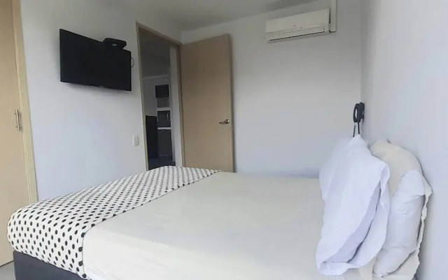 Cold AC fast Wi-Fi great location