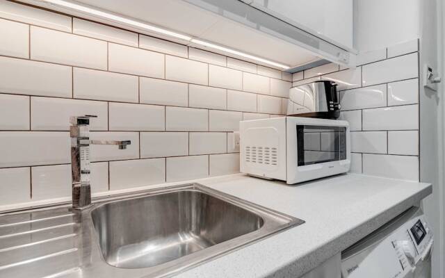 Stylish Chiswick Park Apartment