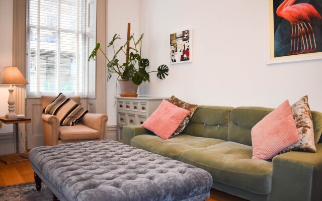 2BD Seafront Flat w Tasteful Decor & Large Garden
