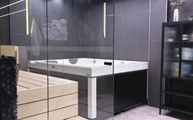 Suite with Sauna & Jacuzzi in Kamppi