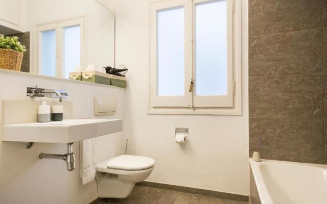 Large & beautiful apartment 4min from Passeig de Gràcia