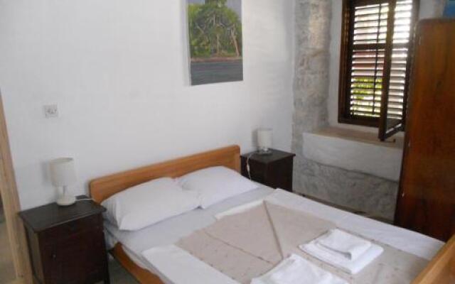 LaRos Apartments