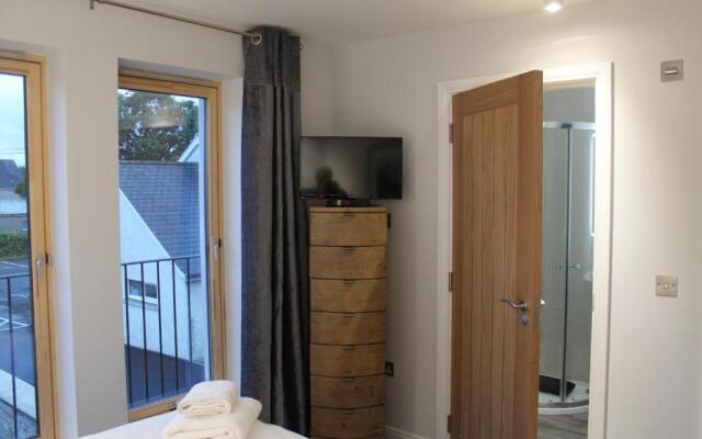 Apt 2, Frasers Close