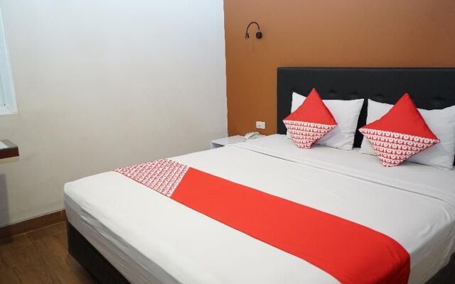 OYO 633 Ren'z Hotel